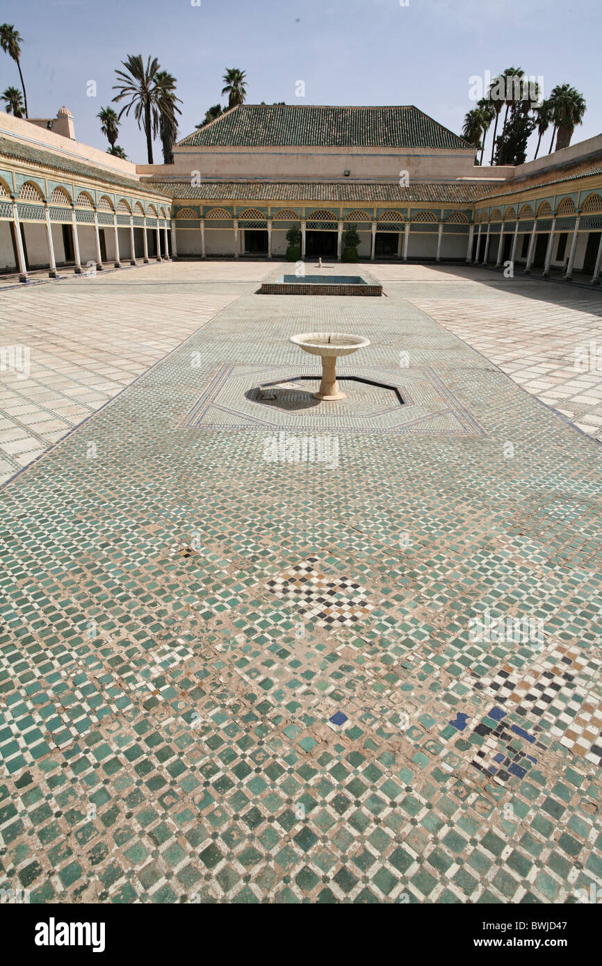 Architettura di Marrakech la costruzione dell'edificio cortile interno mosaico Islam est oriental Marocco Africa Nort Foto Stock