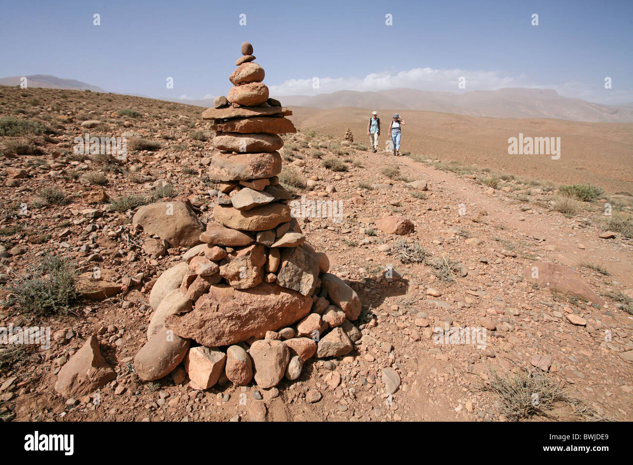 Walking Escursioni turistiche pietra coppia piccolo uomo torre in pietra del deserto turistico trekking Dades Valley Gorge Moro Foto Stock