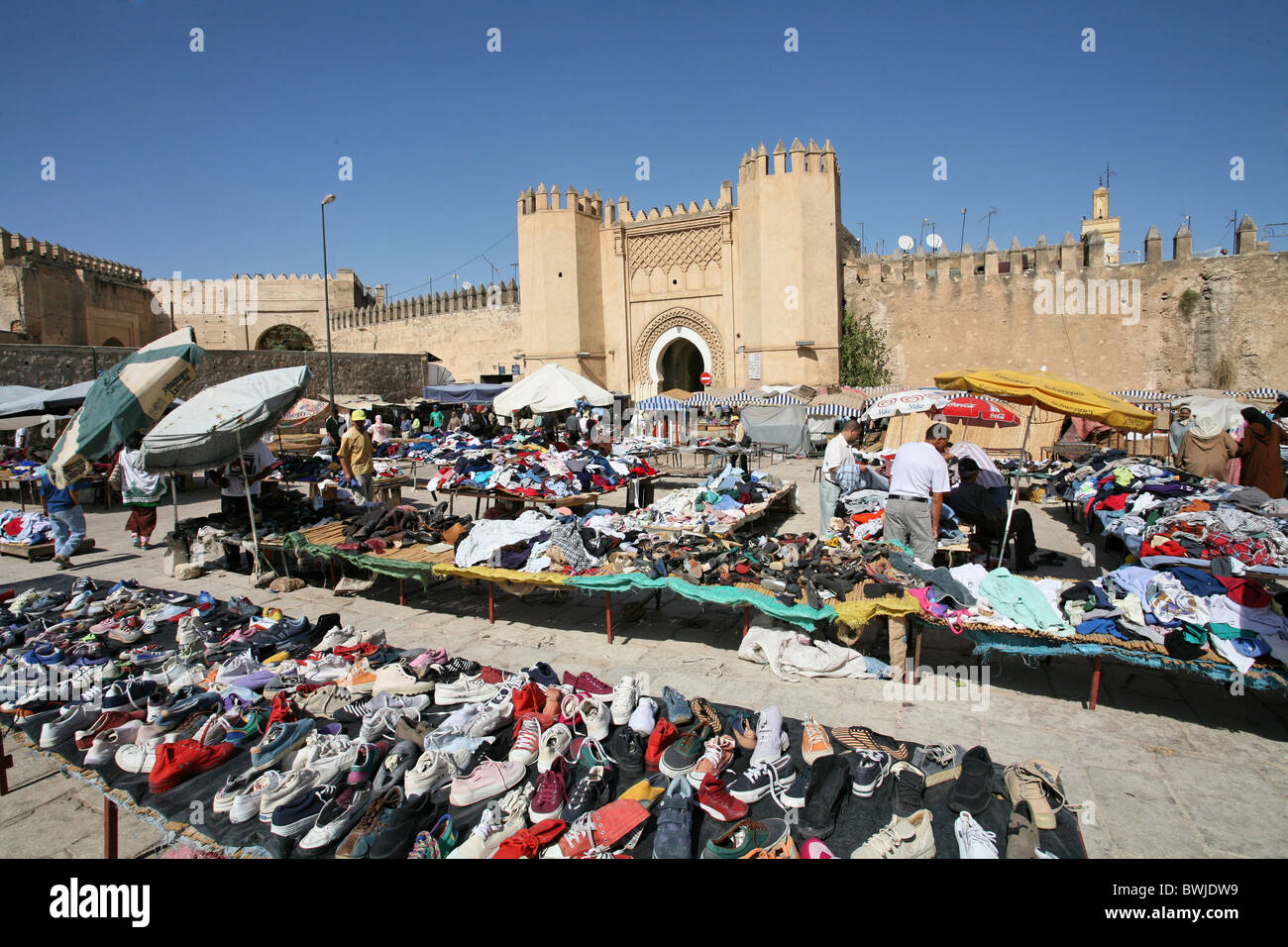 Fez market place membri scambi commerce trader merci wares cinta muraria Marrokko Africa Foto Stock