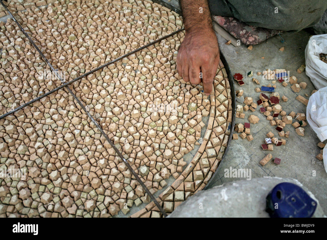 Mosaico di arte artigianato artigianato man mano pietre professione professione in ceramica ceramica orientale orientale Fez Marrokko Foto Stock