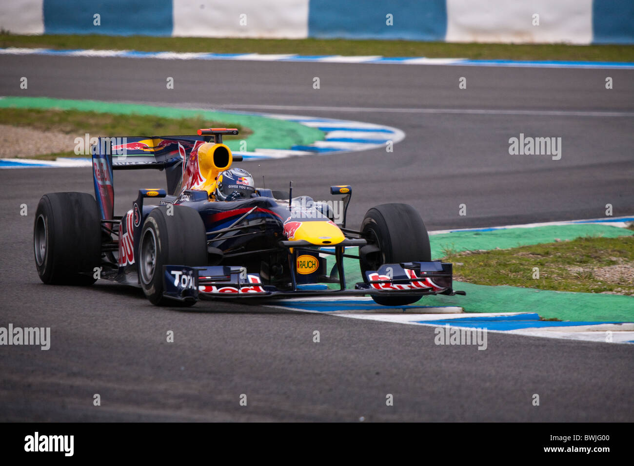 Sebastian Vettel al 2010 Jerez pratica nella sua Red Bull Renault, Formula 1 auto, lasciando la chicane. Foto Stock