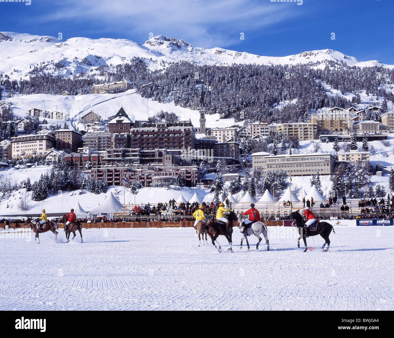 Polo polo torneo cavalli sportivi piloti gioco spettatori lago congelato inverno Neve Saint Moritz Alpi m Foto Stock