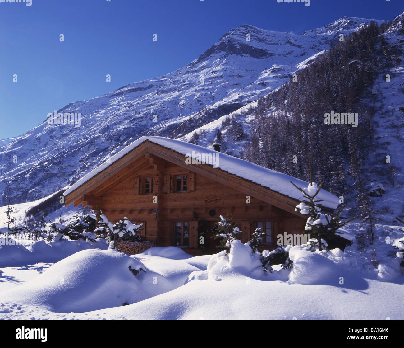 Chalet cottage estivi snowbound coperto di neve e neve nevoso inverno le montagne delle Alpi home casa rifugio casa in legno Foto Stock