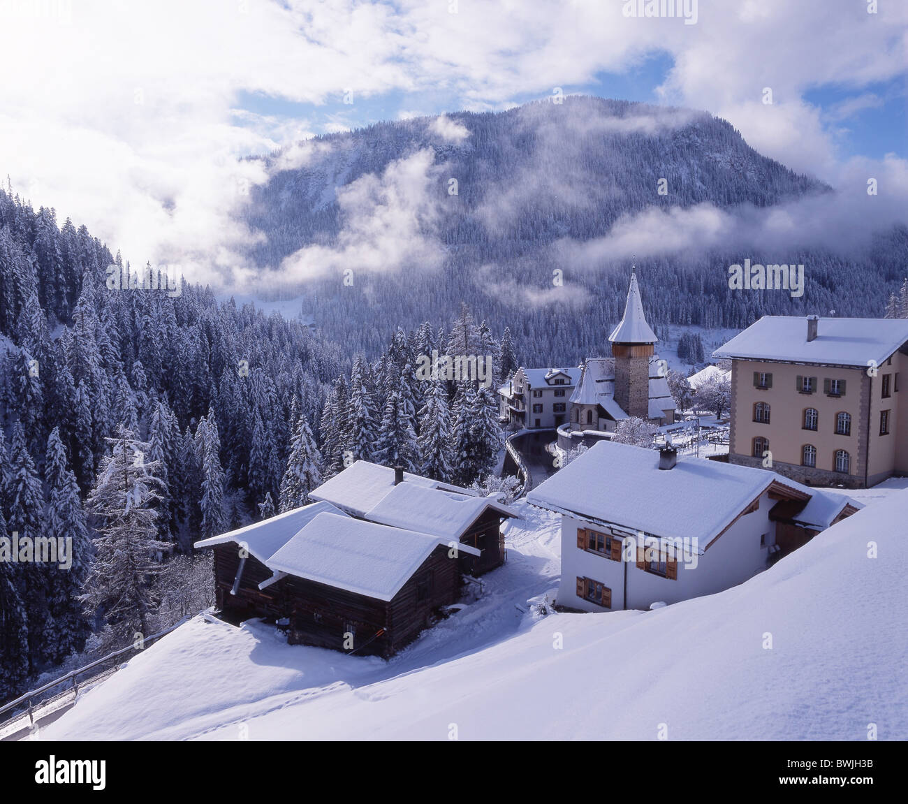 Prattigau Langwies village snowbound coperto di neve fresca neve nevicata legno foresta valle montagne delle Alpi G Foto Stock