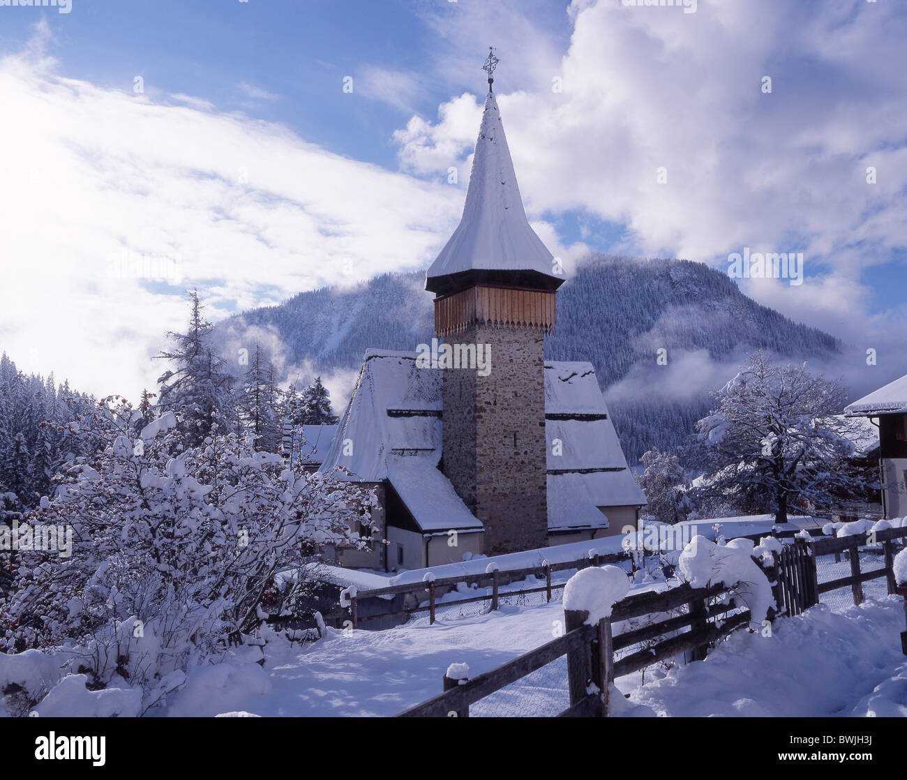 Prattigau Langwies villaggio chiesa snowbound coperto di neve fresca neve nevicata foresta legno valley mountains Foto Stock