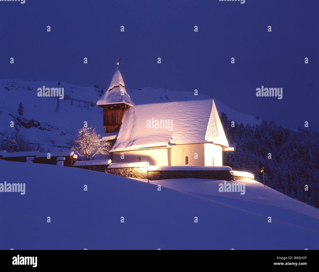 Inverno montagna Arosa chiesa cappella di montagna cappella di notte illuminata di notte snowbound coperte di neve snowy Foto Stock