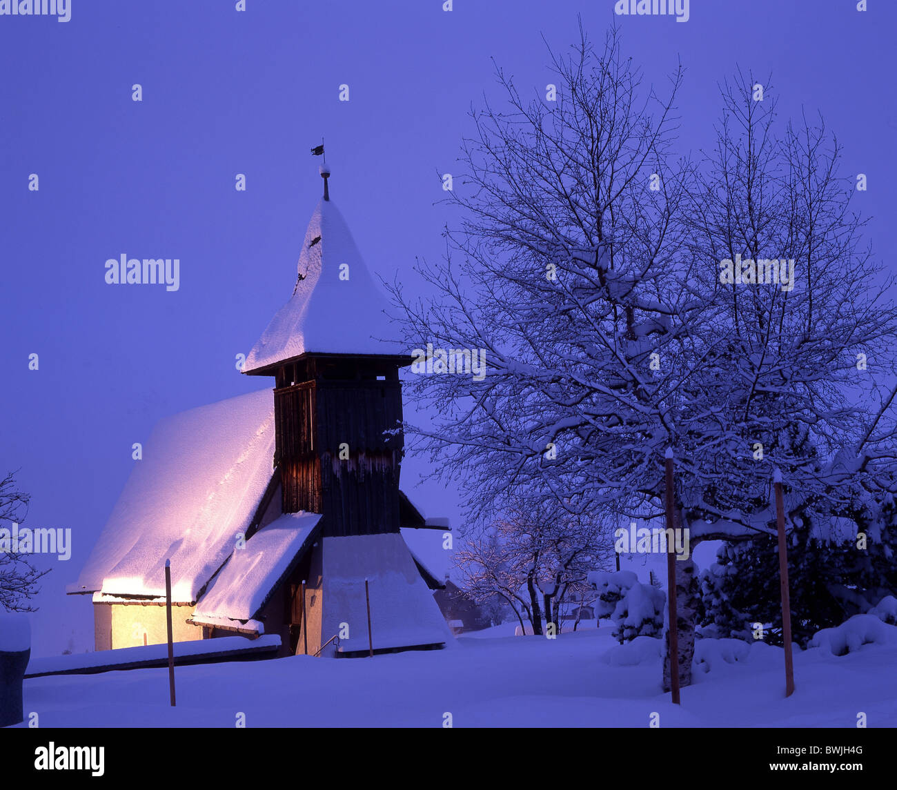Inverno montagna Arosa chiesa cappella di montagna cappella di notte illuminata di notte snowbound coperte di neve snowy Foto Stock