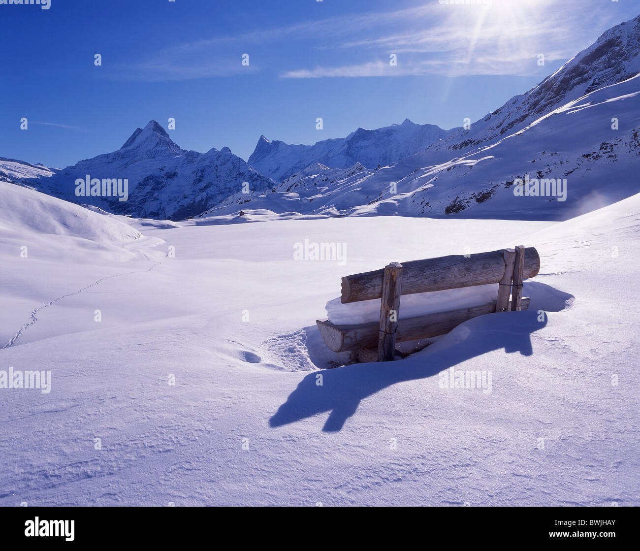 Banca sedile unico snowbound coperte di neve snowy Grindelwald primo Bachalpsee lago di montagna lago Schreckhorn sce Foto Stock