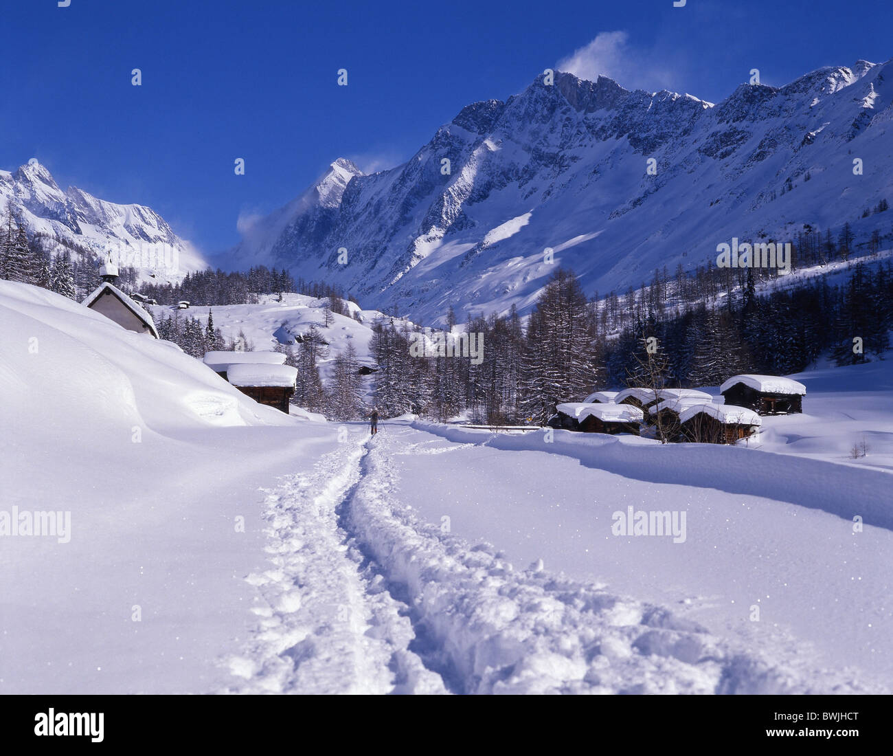 Frazione di Lotschental insediamento Kuhmad snowbound coperto di neve fresca neve nevicata neve orme vie trace Foto Stock