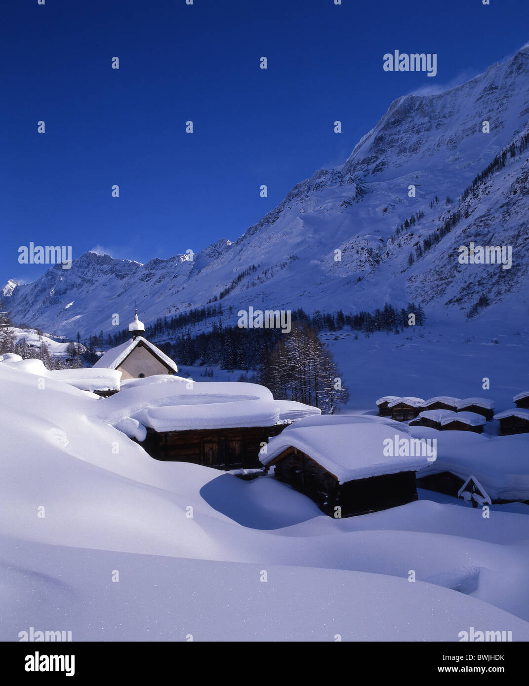 Frazione di Lotschental insediamento Kuhmad snowbound coperto di neve fresca neve nevicata neve montagna villaggio vall Foto Stock