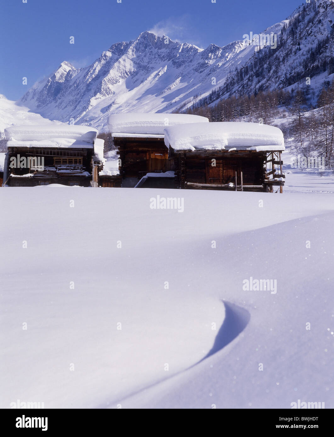 Frazione di Lotschental snowbound coperte di neve snowy capanne alpine capanne fienili nevicata fresca neve montagne valle Foto Stock
