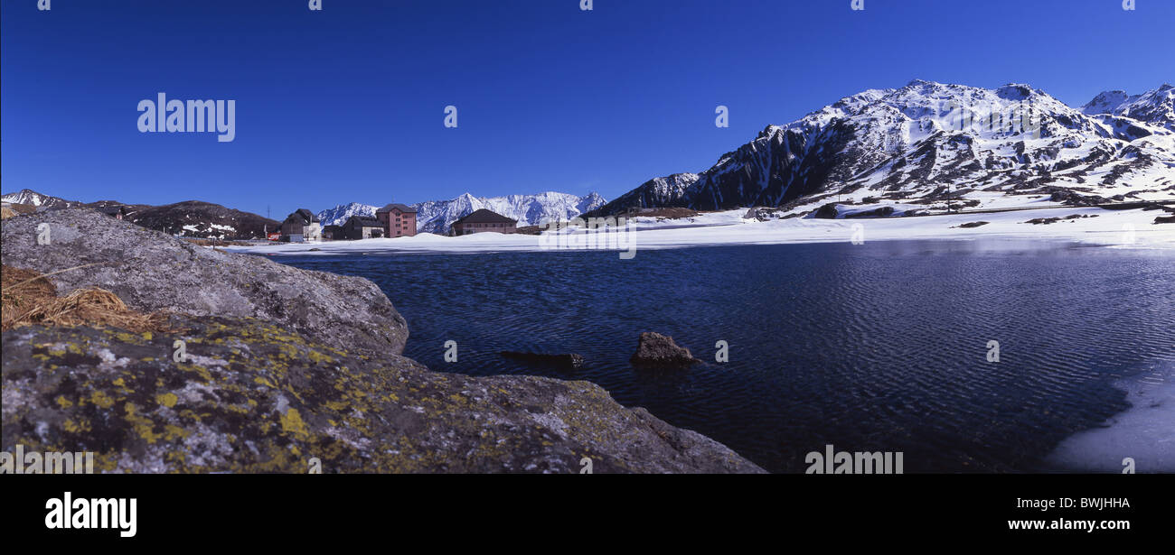 Passo del San Gottardo Gotthardpass altezza neve lago paesaggio paesaggio delle montagne delle Alpi del Cantone Ticino Svizzera Eur Foto Stock