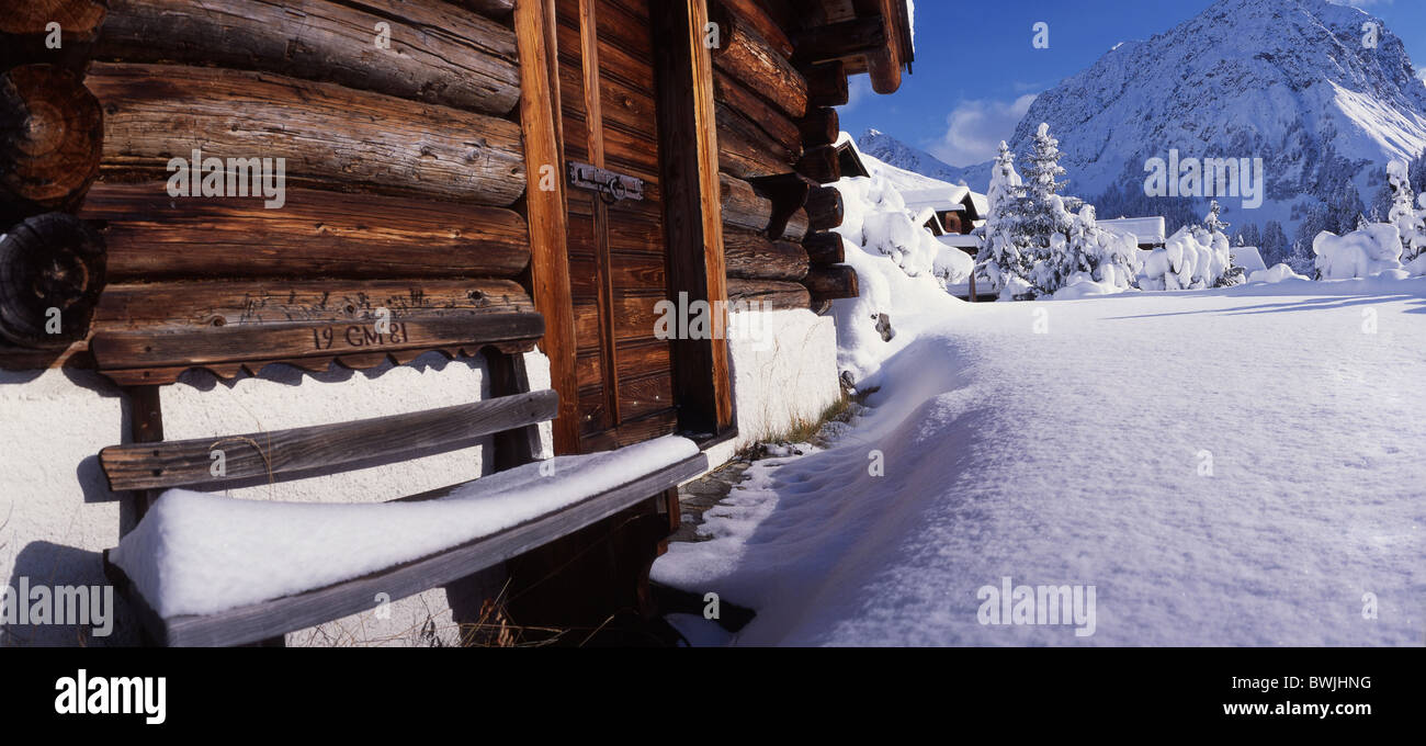 Schanfigg Sapun villaggio chalet log cabin Timber house snowbound coperte di neve snowy sedile unico banco in legno s Foto Stock