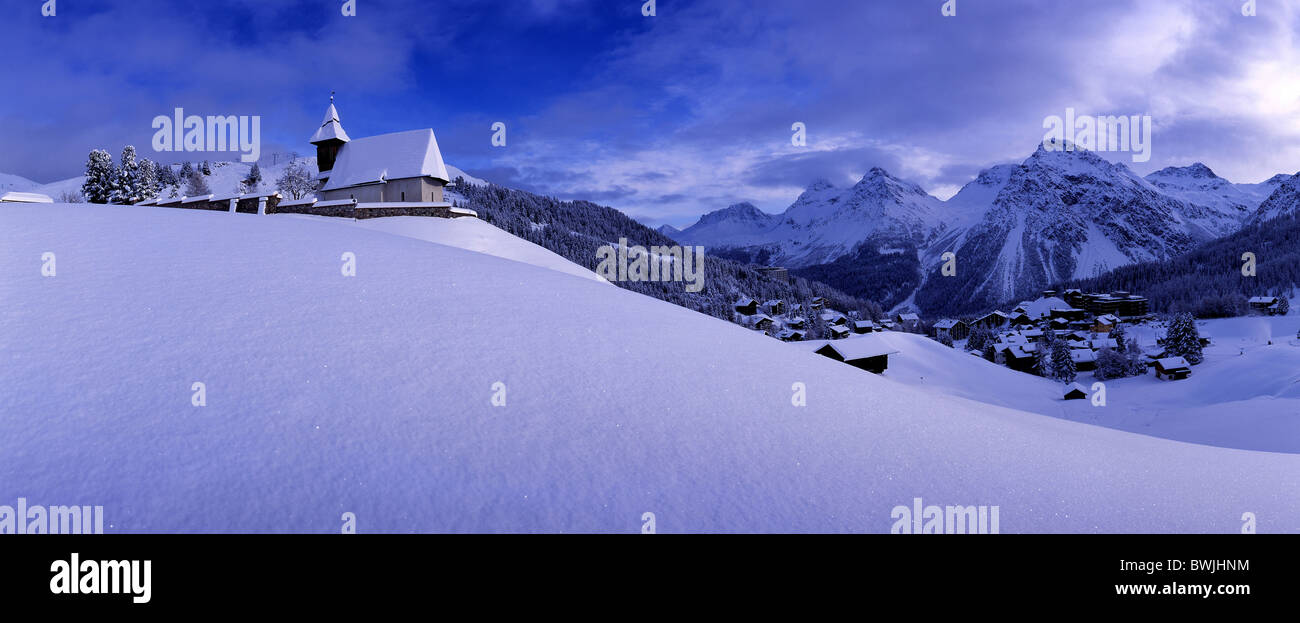 Arosa mountain chiesa cappella di montagna cappella snowbound invernale coperto di neve e neve fresca neve nevicata dei Grigioni Foto Stock