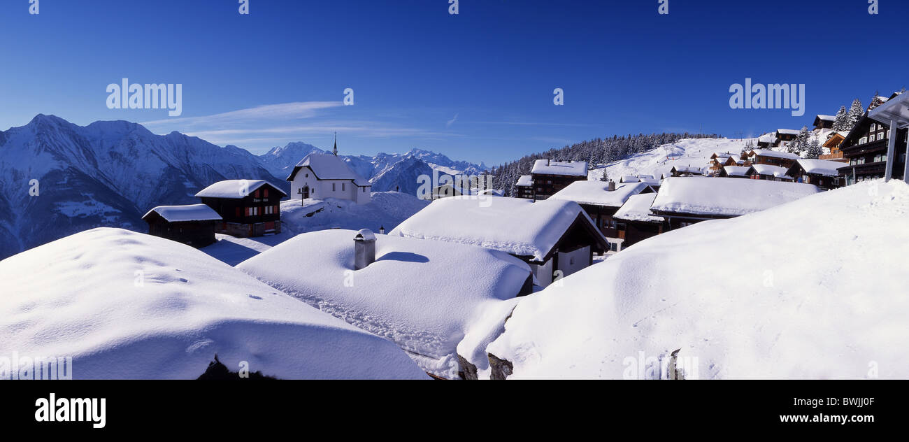 Funivie di Bettmeralp ed Impianti di Aletsch villaggio vacanze borgo Alp inverno alpino coperto di neve snowbound nevoso neve tetti moun Foto Stock