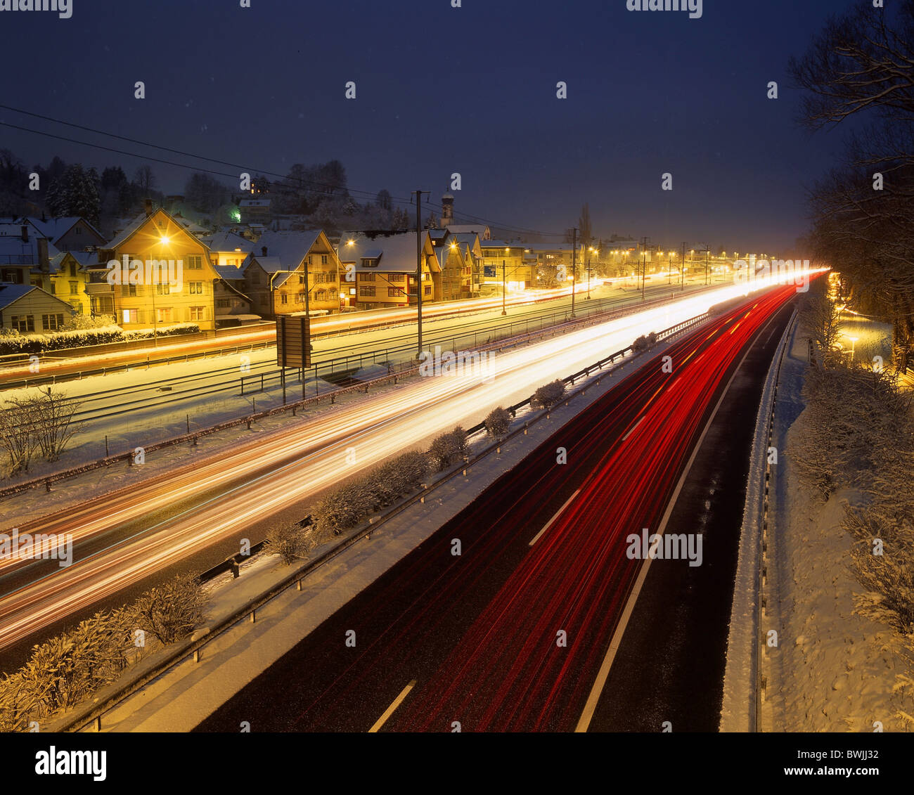 Autostrada di notte notte neve invernale di esposizione tempo vicino Reno angolo del cantone di San Gallo in Svizzera Europa Foto Stock