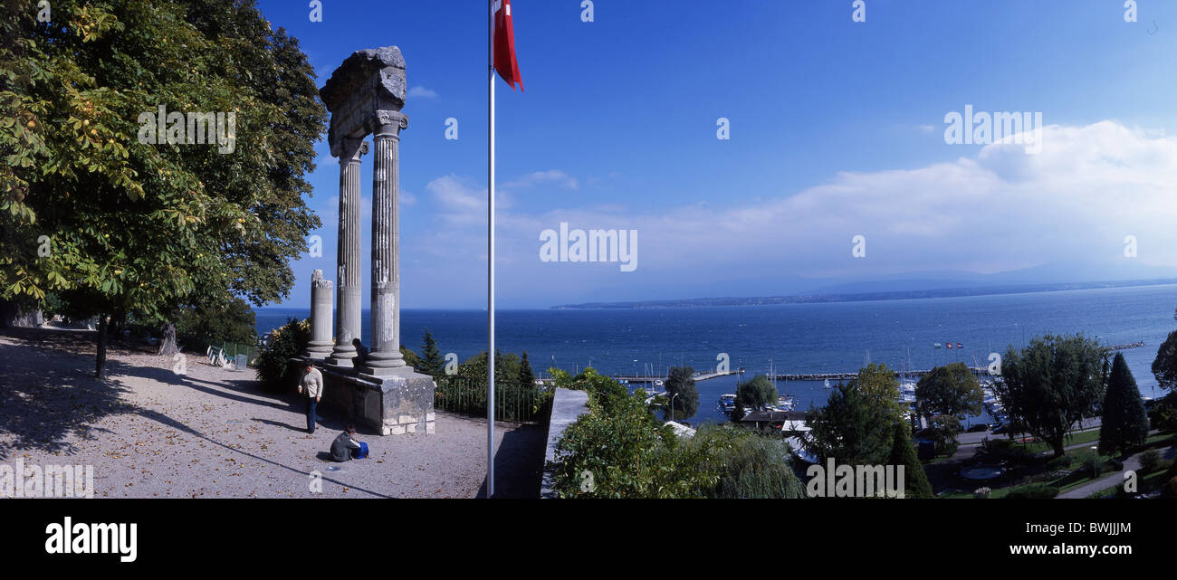 Nyon colonne corinzie romana antichità antico porto romano porto riva lago Leman Lago di Ginevra Lac L Foto Stock