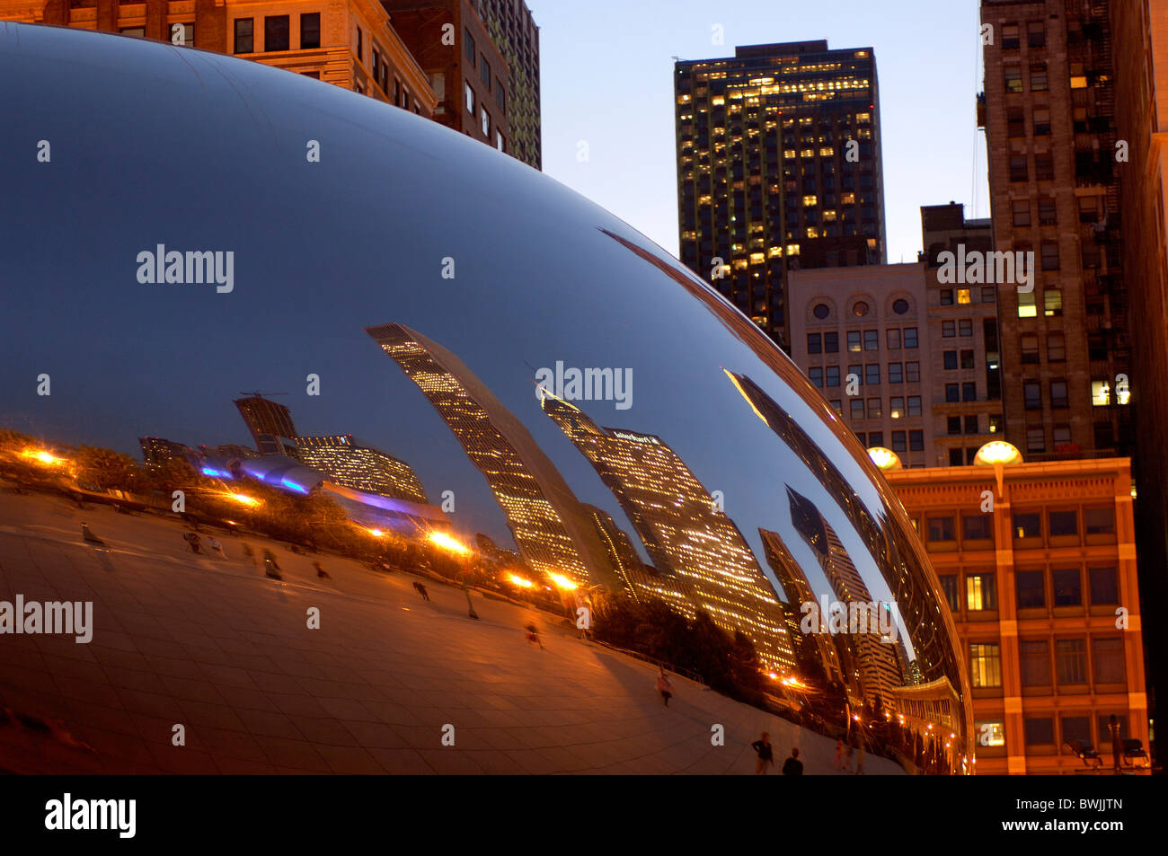 Cloud Gate scultura alla notte night crepuscolo crepuscolo da Anish Kapoor scultura arte plastica specialità formatrice br Foto Stock