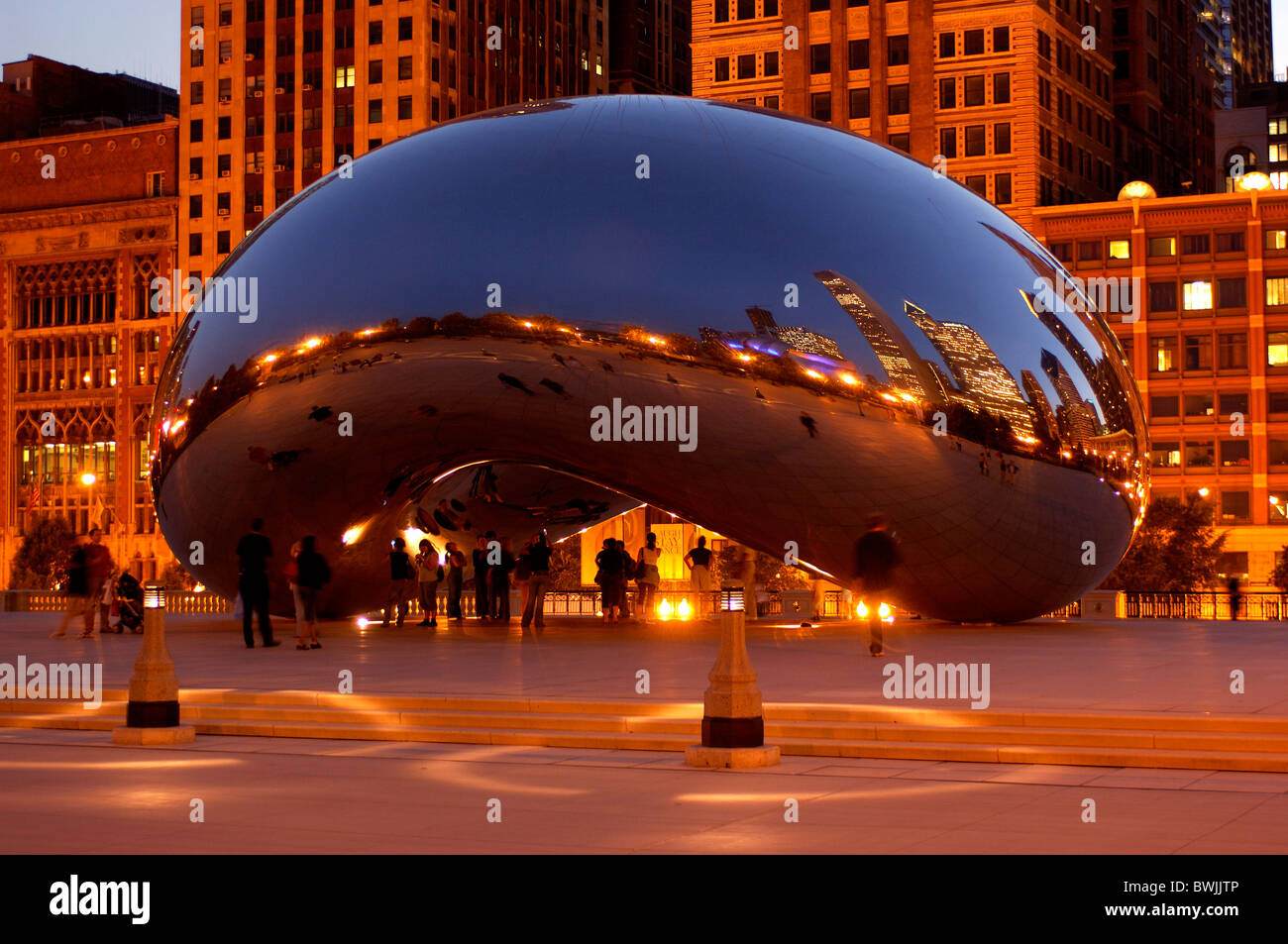 Cloud Gate scultura alla notte night crepuscolo crepuscolo da Anish Kapoor scultura arte plastica specialità formatrice br Foto Stock