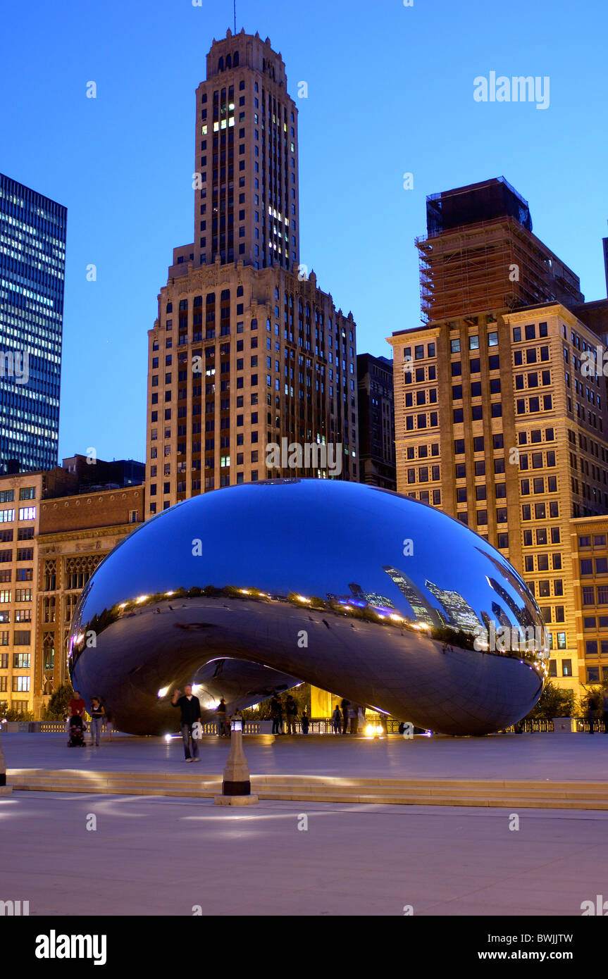 Cloud Gate scultura alla notte night crepuscolo crepuscolo da Anish Kapoor scultura arte plastica specialità formatrice br Foto Stock