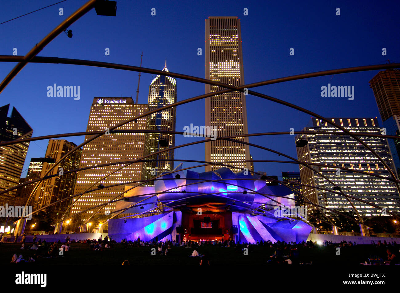 Jay Pritzker Pavilion di Frank Gehry di notte notte formatrice di architettura arte cultura specialità persona crepuscolo tw Foto Stock