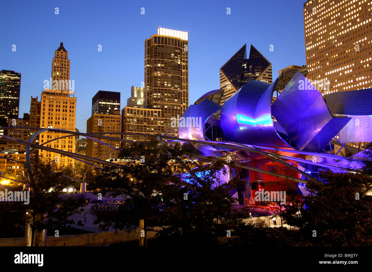 Jay Pritzker Pavilion di Frank Gehry di notte notte formatrice di architettura arte cultura specialità persona crepuscolo tw Foto Stock