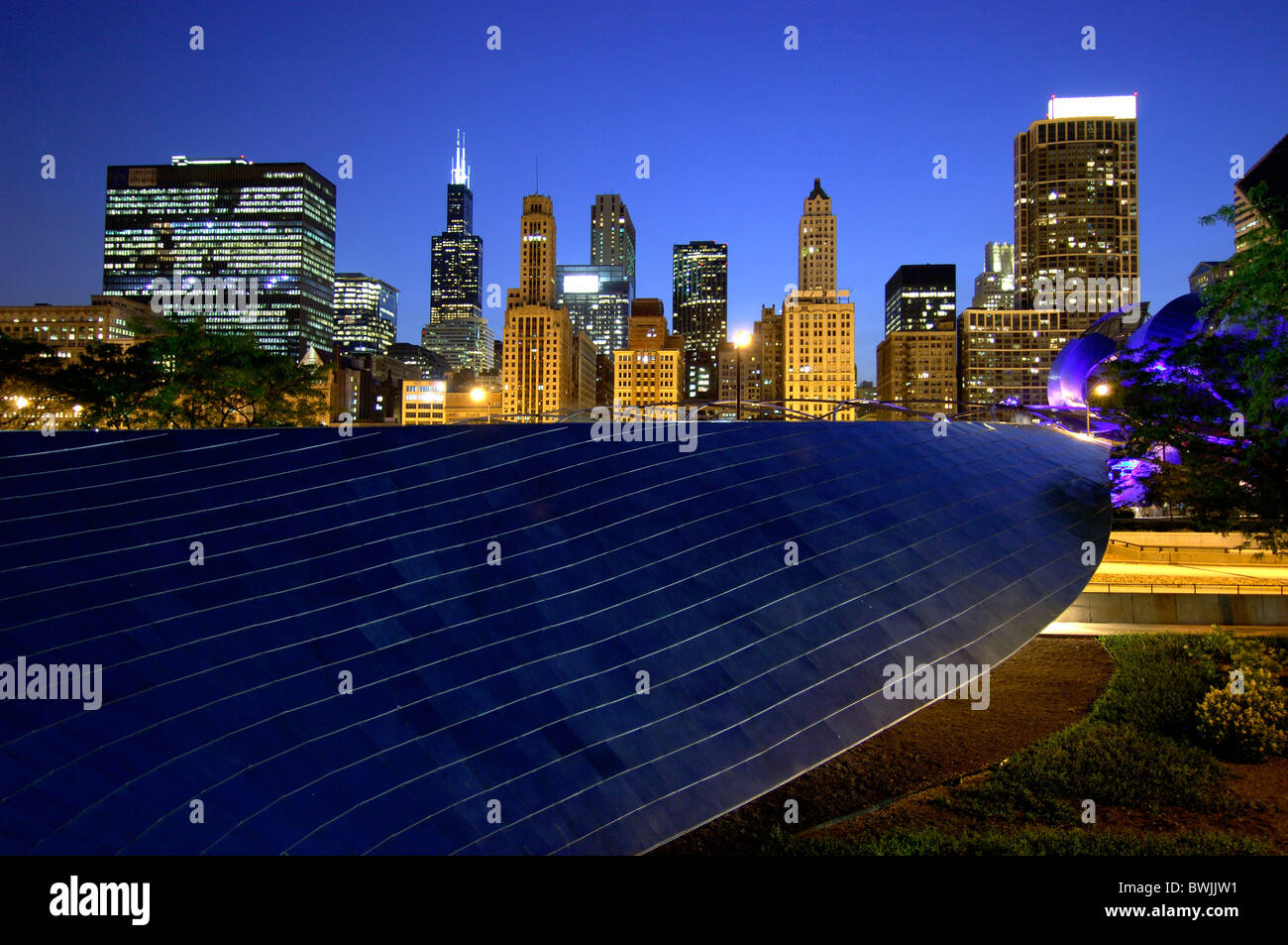 Ponte BP da Frank Gehry di notte notte formatrice di architettura arte cultura specialità skyline millennium park ch Foto Stock