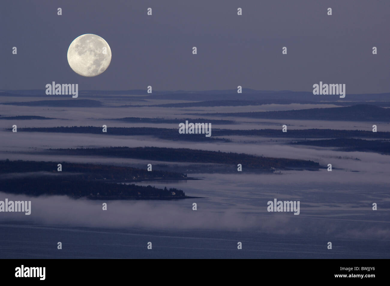 Paesaggio paesaggio di notte di luna notte di luna piena paesaggio notturno mare nebbia cupa cupa da Cadillac Mou Foto Stock