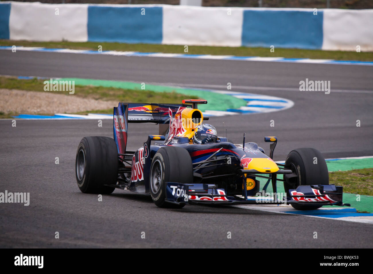 Sebastian Vettel al 2010 Jerez pratica nella sua Red Bull Renault, Formula 1 auto, lasciando la chicane. Foto Stock