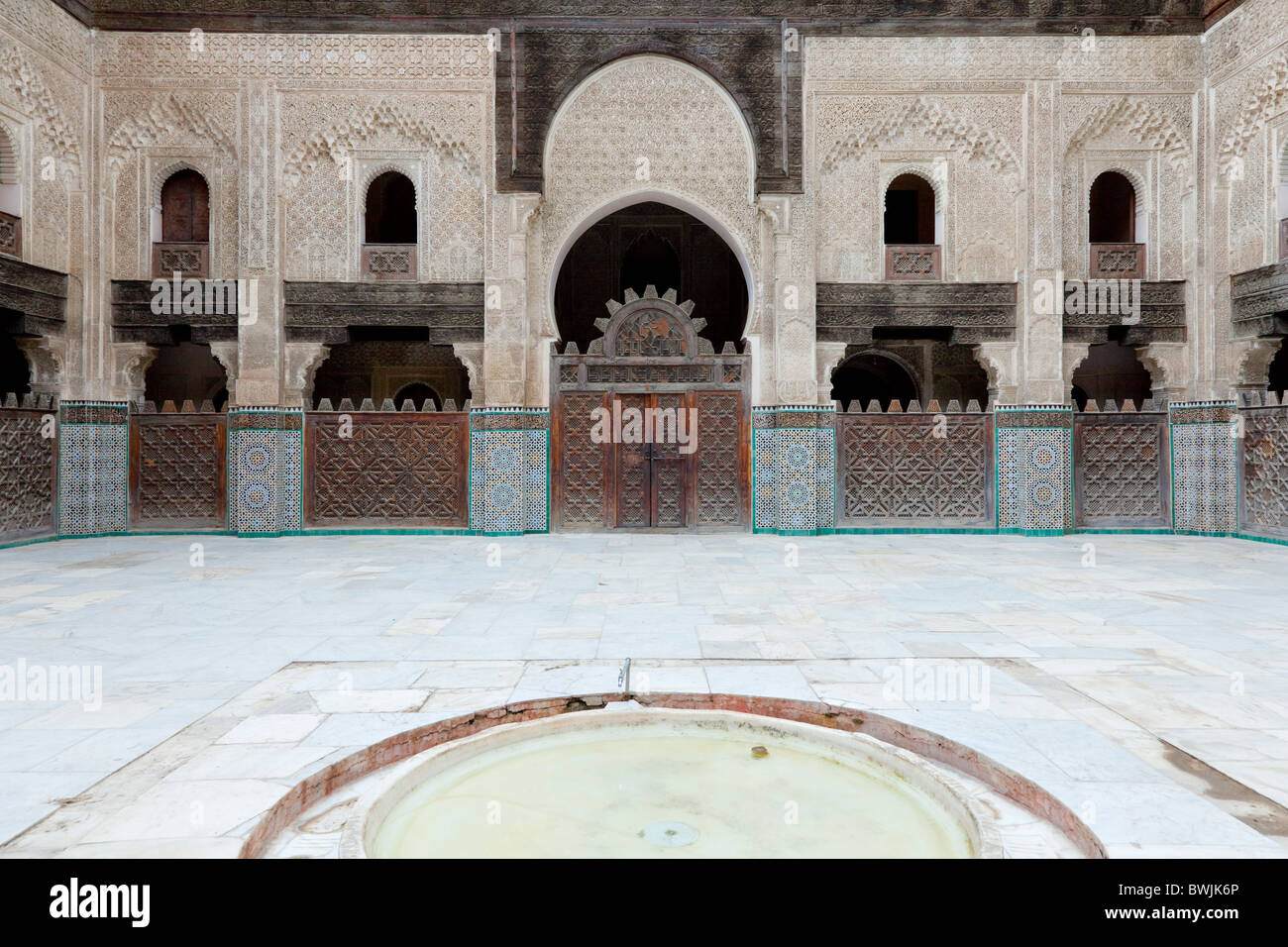 Architettura di interni di una scuola coranica nella Medina, la città vecchia di Fes, Marocco. Foto Stock