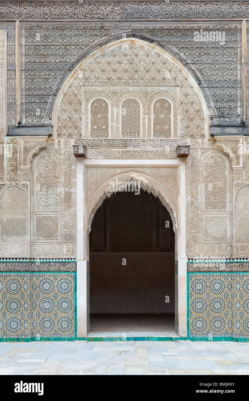 Architettura di interni di una scuola coranica nella Medina, la città vecchia di Fes, Marocco. Foto Stock