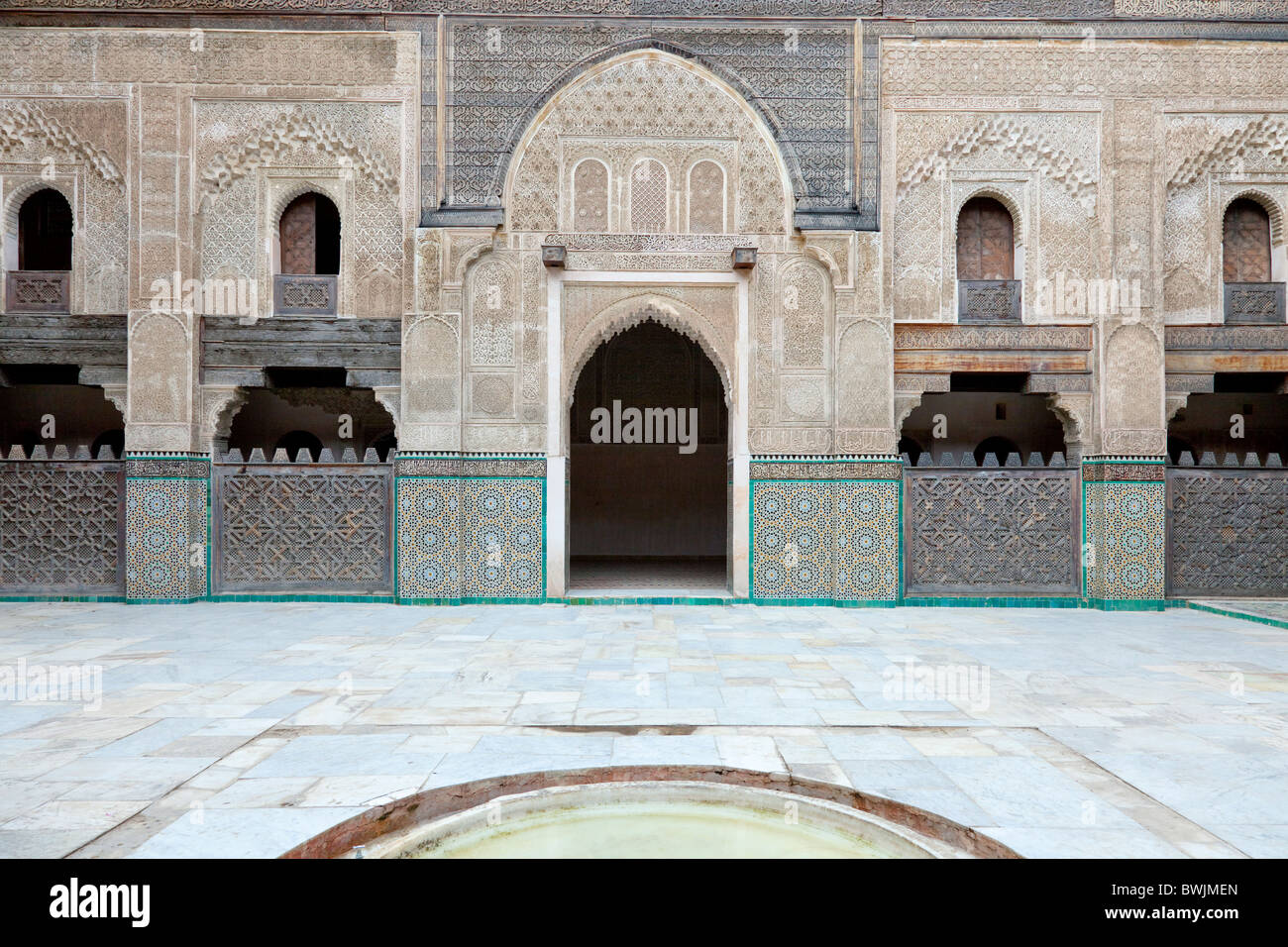Architettura di interni di una scuola coranica nella Medina, la città vecchia di Fes, Marocco. Foto Stock