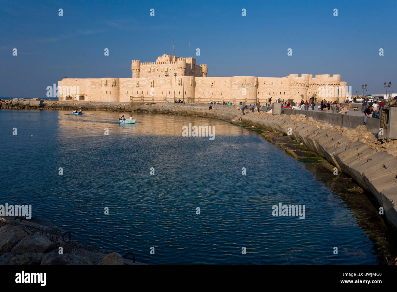 La Corniche e Fort QaitBey, costruito sul sito del centro storico di Faro, Alessandria, Egitto Foto Stock