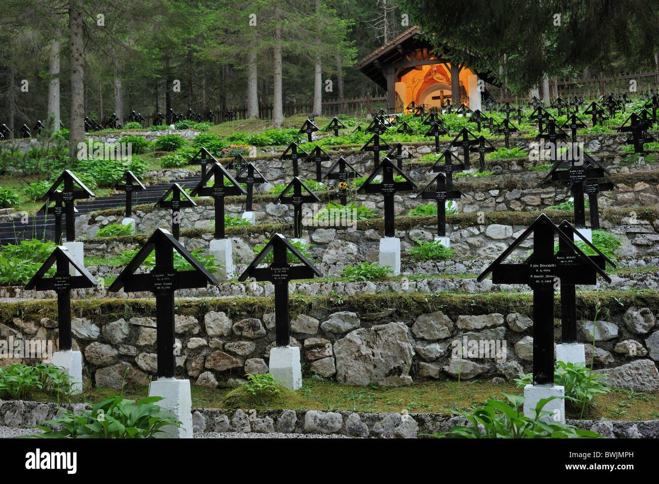 Prima guerra mondiale uno graves al tedesco WWI cimitero militare Nasswand nelle Dolomiti, Italia Foto Stock