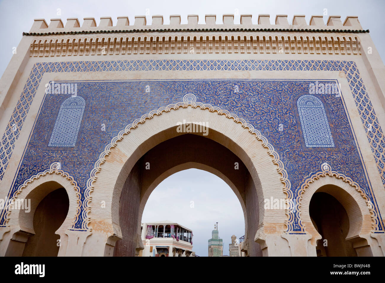 Il blue gate ingresso alla medina, la città vecchia di Fes, Marocco. Foto Stock