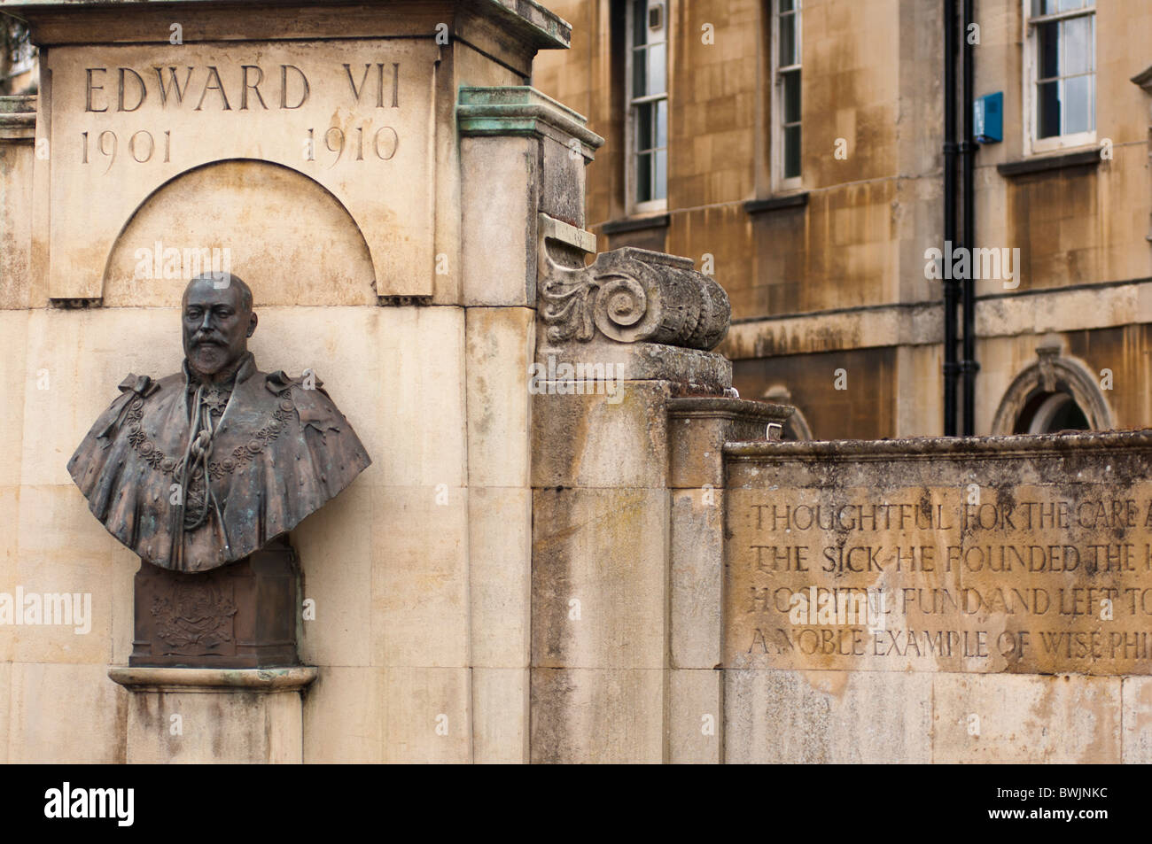 Northampton General Hospital con il busto di Re Edoardo VII, REGNO UNITO Foto Stock