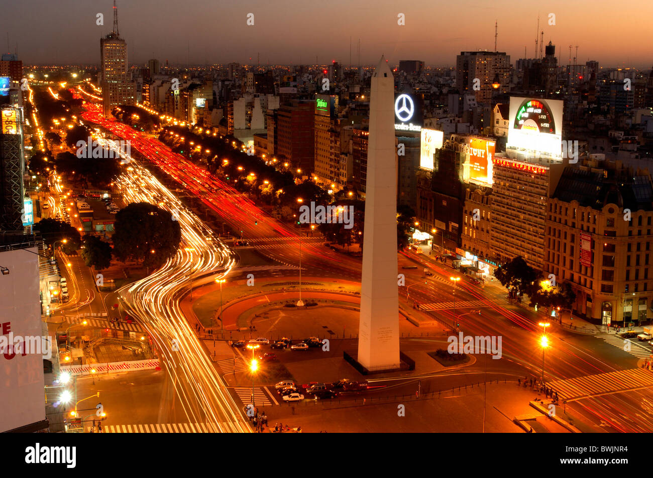 Obelisco a Plaza de la Republica luogo comune di notte Centro centro Buenos Aires Argentina America del Sud Foto Stock