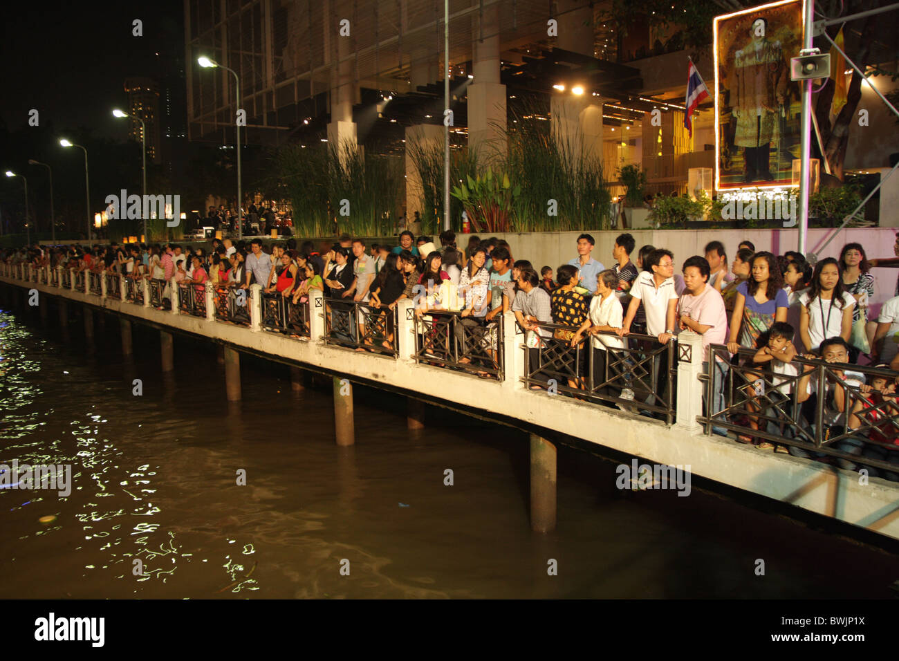 Persone a Khlong pier , Loy Krathong festival , Bangkok , Thailandia Foto Stock