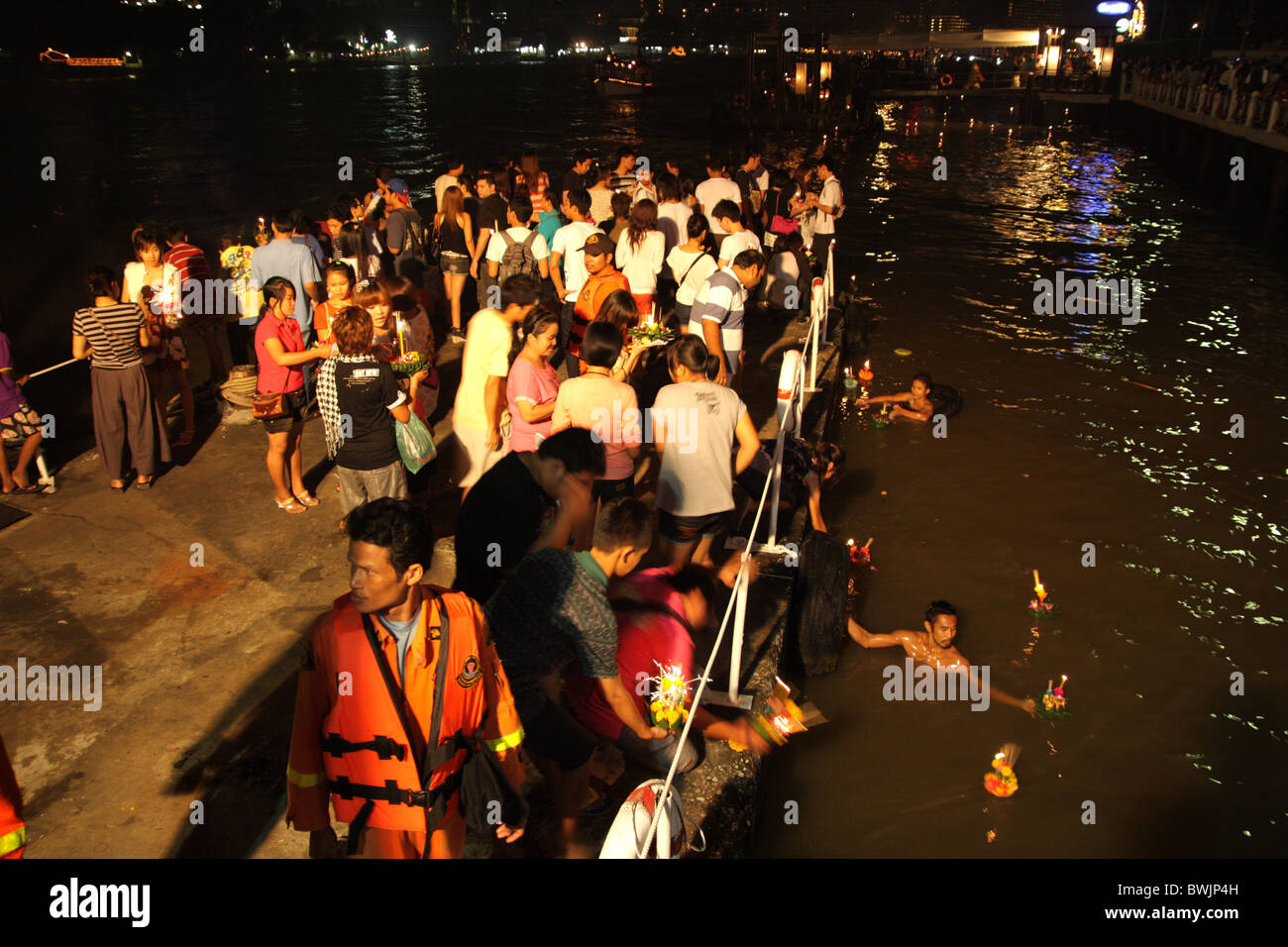 Persone a Khlong pier , Loy Krathong festival , Bangkok , Thailandia Foto Stock