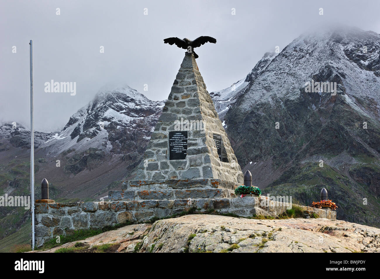 Prima guerra svolsero un memoriale lungo il mountain pass Passo di Gavia nelle Alpi italiane, Lombardia, Italia Foto Stock