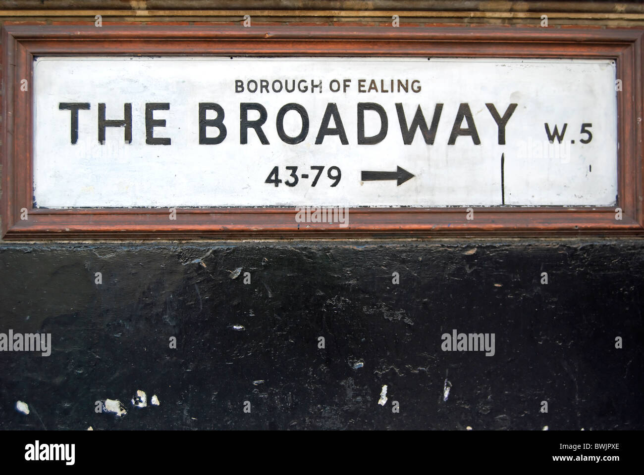 Il nome della strada segno per il Broadway, nel quartiere di ealing, a ovest di Londra - Inghilterra Foto Stock