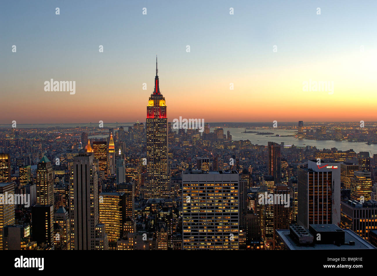 New York Manhattan dalla sommità della roccia panoramica Empire State Building skyline umore a notte night crepuscolo twil Foto Stock