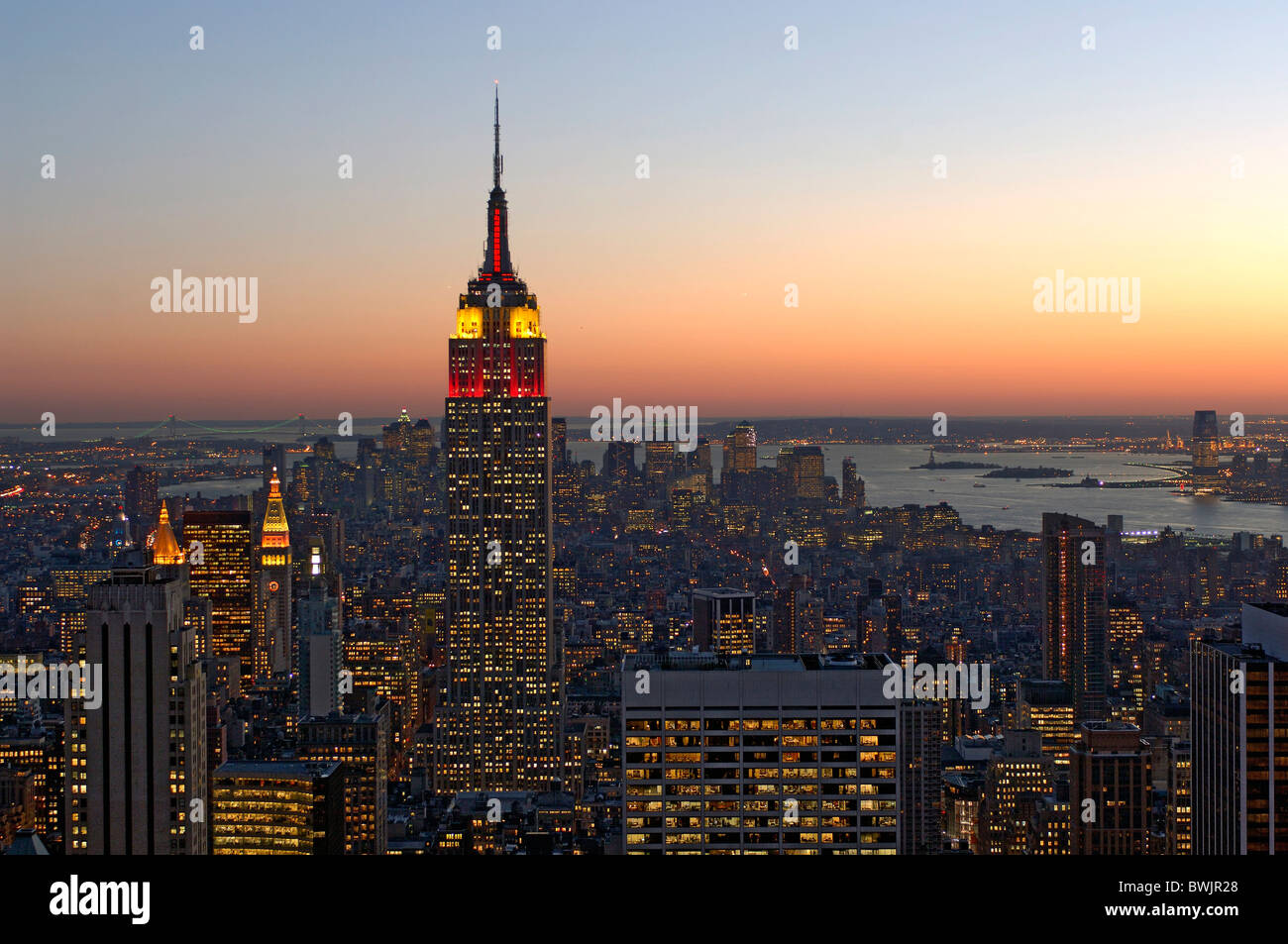 New York Manhattan dalla sommità della roccia panoramica Empire State Building skyline umore a notte night crepuscolo twil Foto Stock