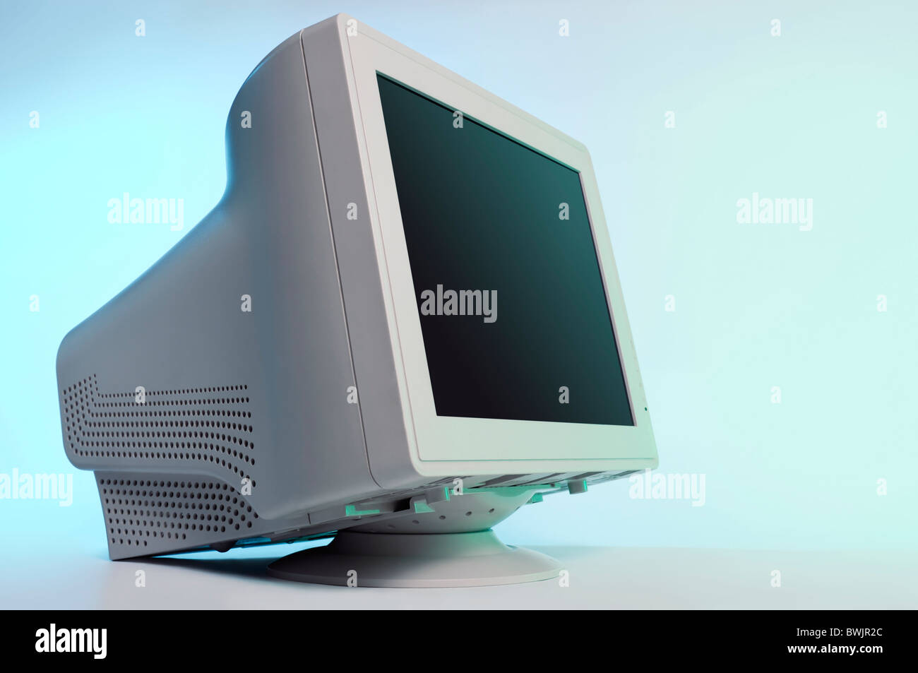 CRT monitor di computer isolati su sfondo blu con un tracciato di ritaglio Foto Stock