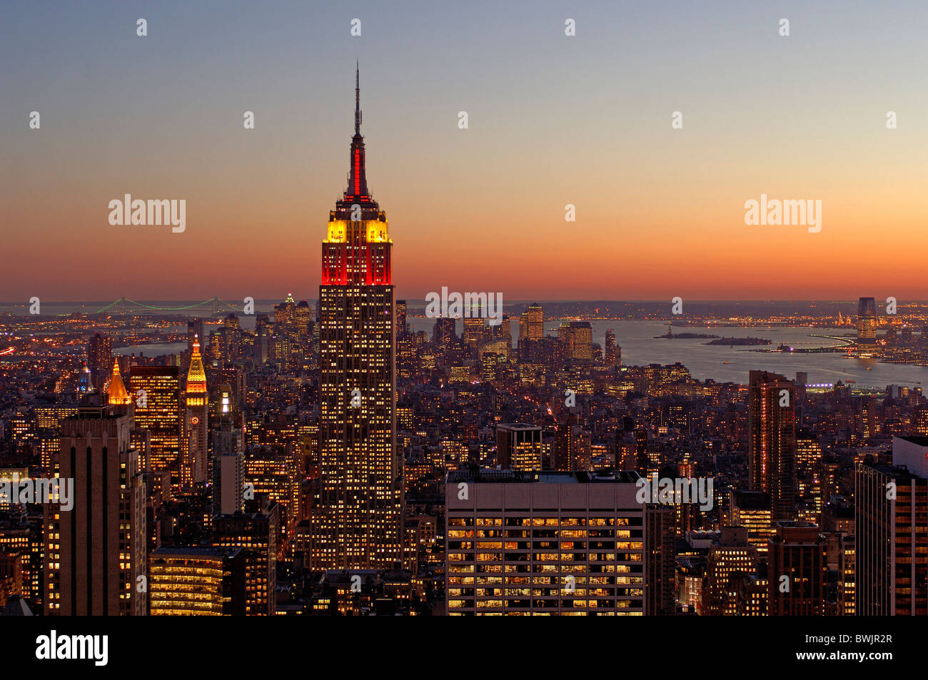 New York Manhattan dalla sommità della roccia panoramica Empire State Building skyline umore a notte night crepuscolo twil Foto Stock