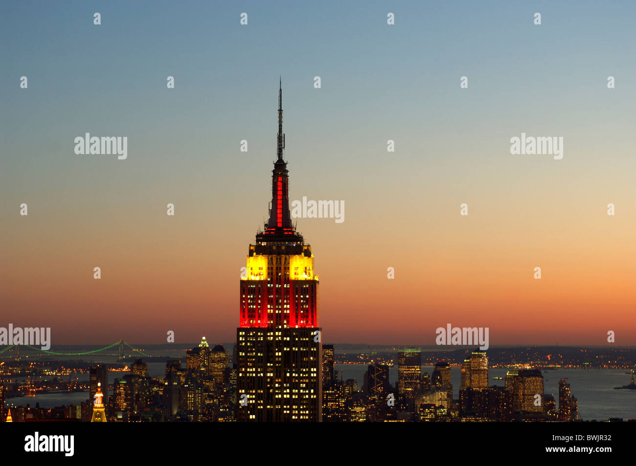 New York Manhattan dalla sommità della roccia panoramica Empire State Building skyline umore a notte night crepuscolo twil Foto Stock