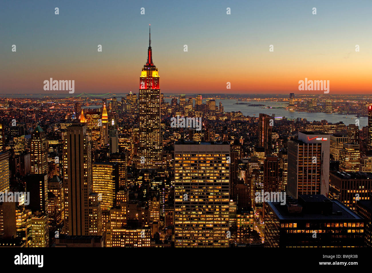 New York Manhattan dalla sommità della roccia panoramica Empire State Building skyline umore a notte night crepuscolo twil Foto Stock