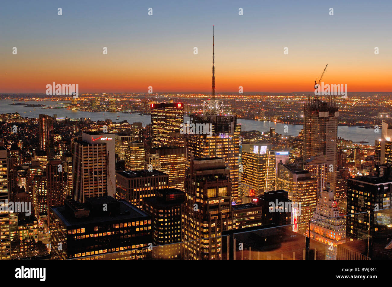 New York Manhattan dalla sommità della roccia panoramica umore skyline di notte notte crepuscolo crepuscolo USA America Uni Foto Stock