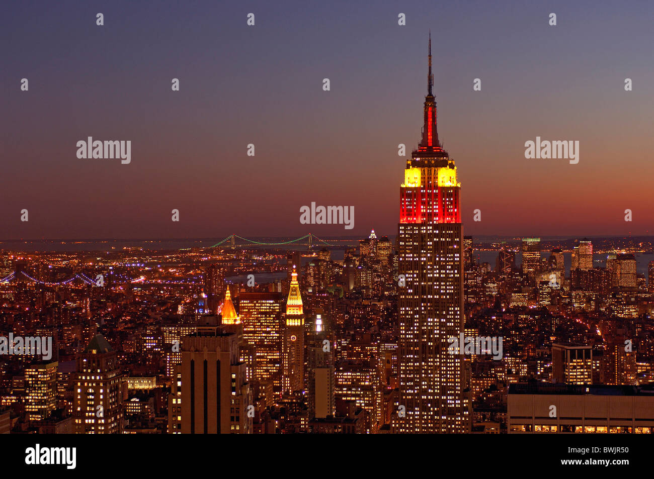 New York Manhattan dalla sommità della roccia panoramica Empire State Building skyline umore a notte night crepuscolo twil Foto Stock