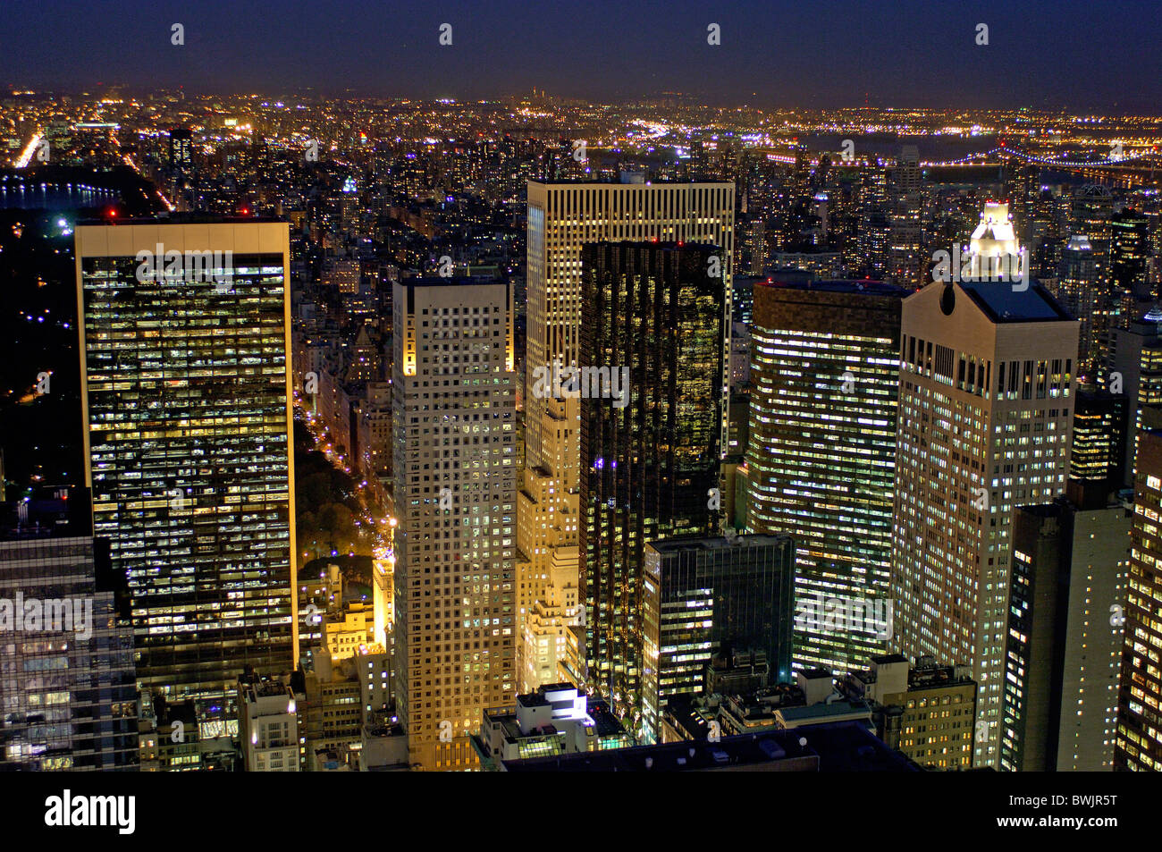 New York Manhattan dalla sommità della roccia panoramica skyline notturno notte USA America Stati Uniti Foto Stock